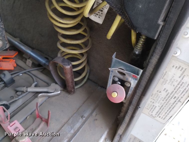 image for item EH0131 1996 International 9200 semi truck