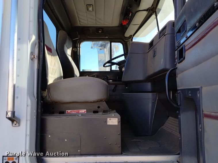 image for item EH0131 1996 International 9200 semi truck