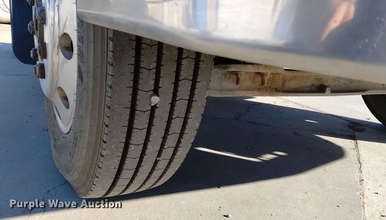 image for item EH0131 1996 International 9200 semi truck