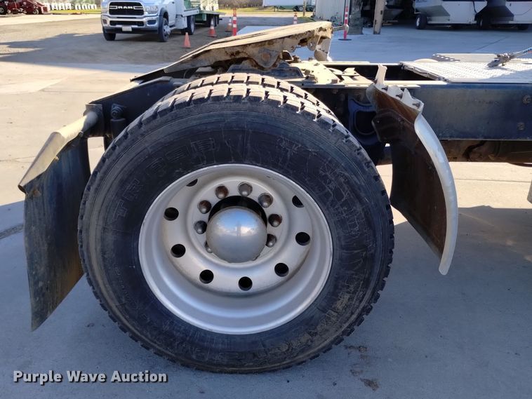 image for item EH0131 1996 International 9200 semi truck