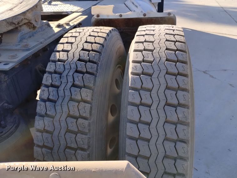 image for item EH0131 1996 International 9200 semi truck