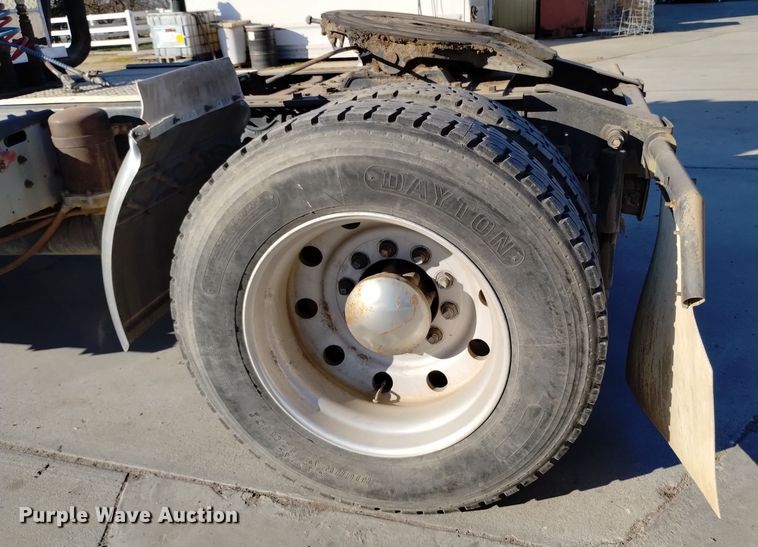 image for item EH0131 1996 International 9200 semi truck