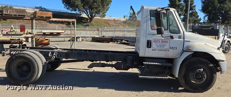 image for item EI4104 2010 International Durastar 4300 truck cab and chassis