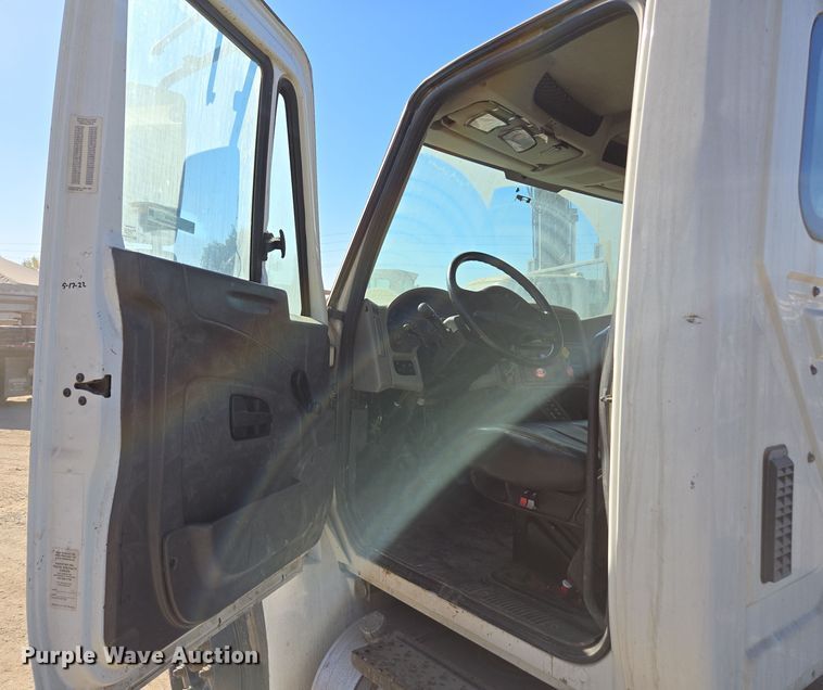 image for item EI4104 2010 International Durastar 4300 truck cab and chassis