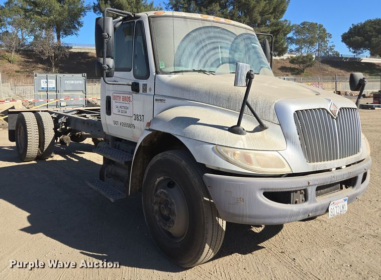 image for item EI4107 2010 International Durastar 4300 truck cab and chassis