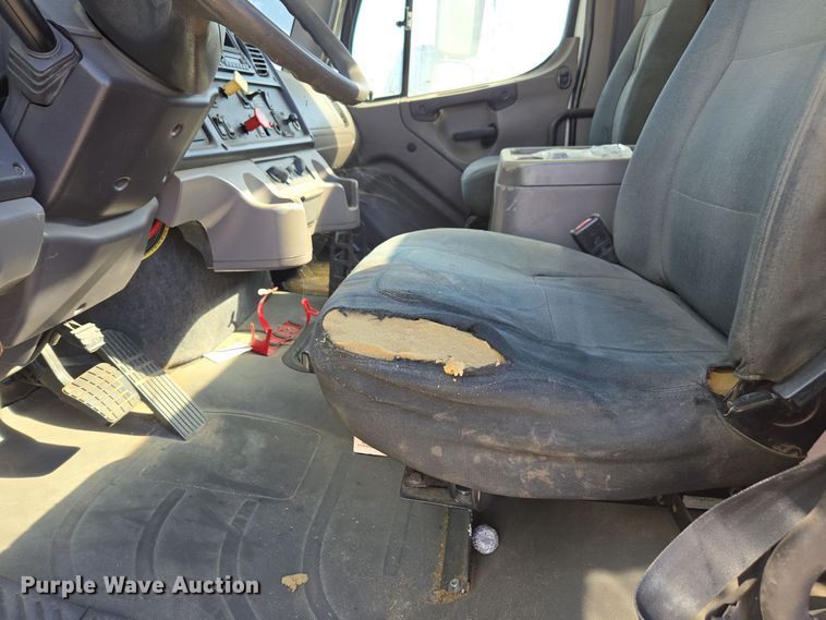 image for item EI4108 2008 Freightliner Business Class M2 truck cab and chassis