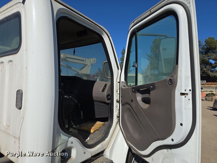 image for item EI4108 2008 Freightliner Business Class M2 truck cab and chassis