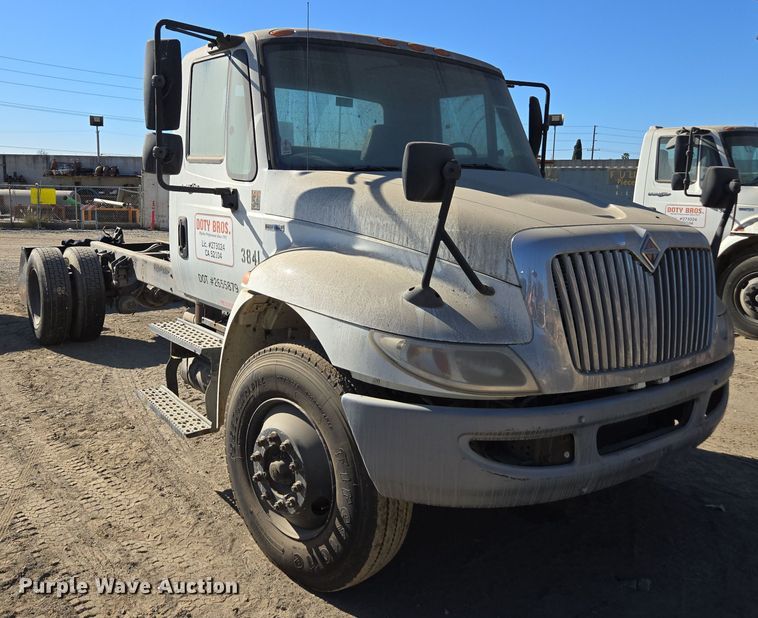 image for item EI4109 2010 International Durastar 4300 truck cab and chassis
