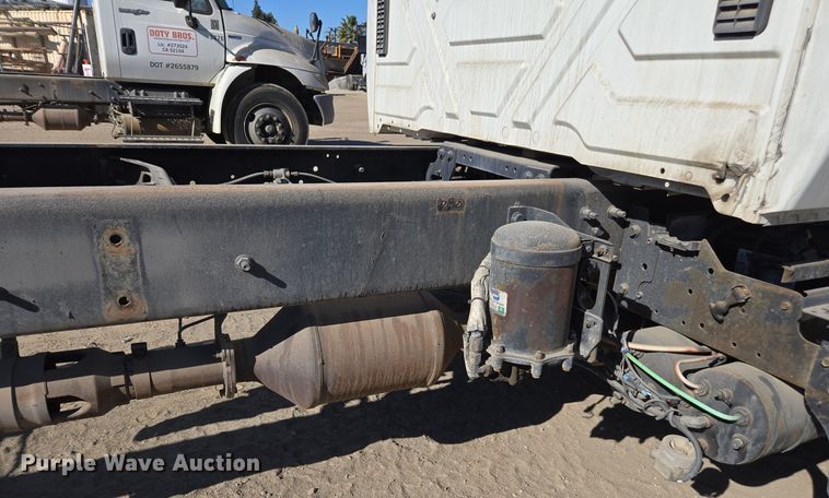 image for item EI4109 2010 International Durastar 4300 truck cab and chassis