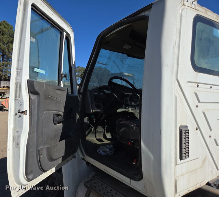 image for item EI4109 2010 International Durastar 4300 truck cab and chassis