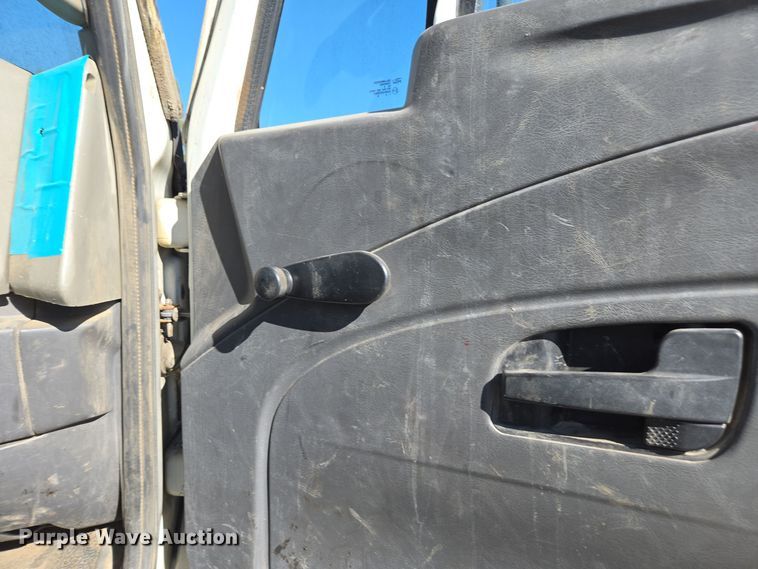 image for item EI4110 2010 International Durastar 4300 truck cab and chassis