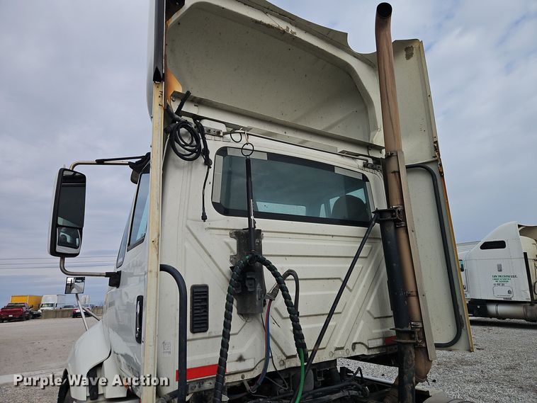 image for item EI8614 2016 International ProStar 122 semi truck