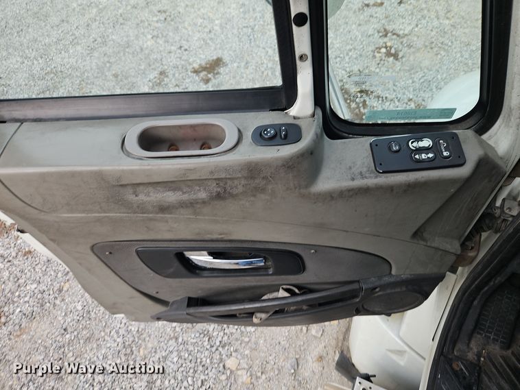 image for item EI8614 2016 International ProStar 122 semi truck