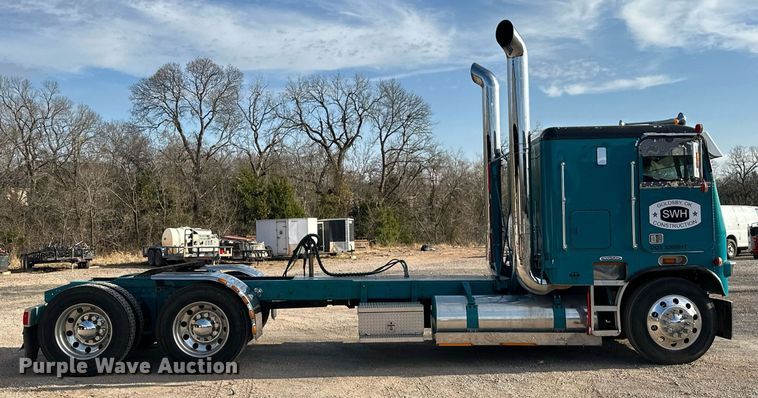 image for item EJ5274 1987 Freightliner semi truck