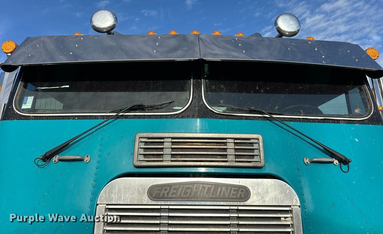 image for item EJ5274 1987 Freightliner semi truck