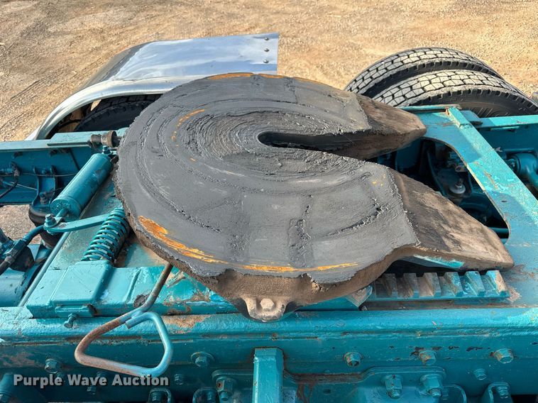 image for item EJ5274 1987 Freightliner semi truck