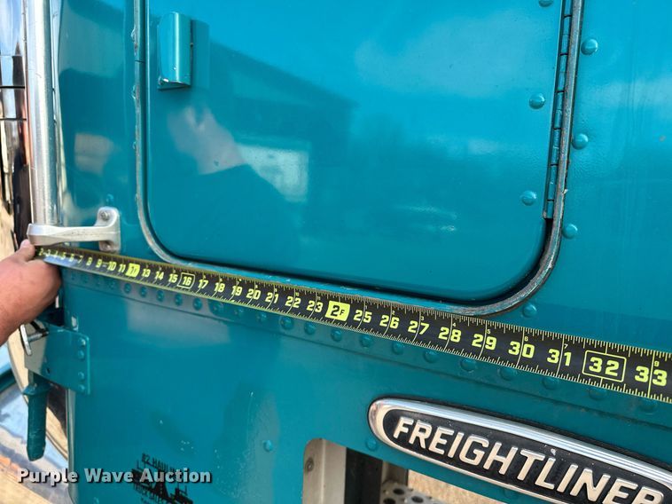 image for item EJ5274 1987 Freightliner semi truck