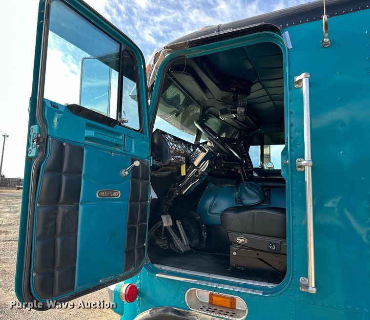 image for item EJ5274 1987 Freightliner semi truck