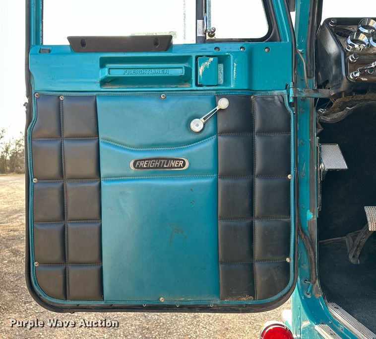 image for item EJ5274 1987 Freightliner semi truck