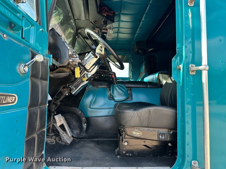 image for item EJ5274 1987 Freightliner semi truck