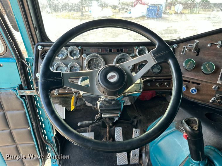 image for item EJ5274 1987 Freightliner semi truck