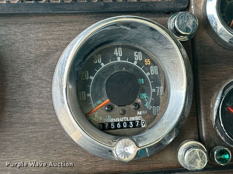 image for item EJ5274 1987 Freightliner semi truck