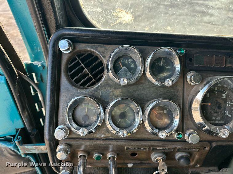 image for item EJ5274 1987 Freightliner semi truck