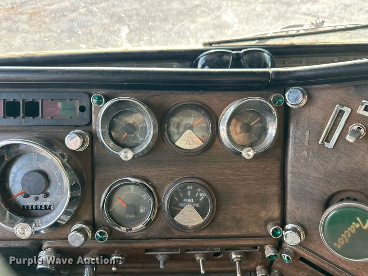 image for item EJ5274 1987 Freightliner semi truck