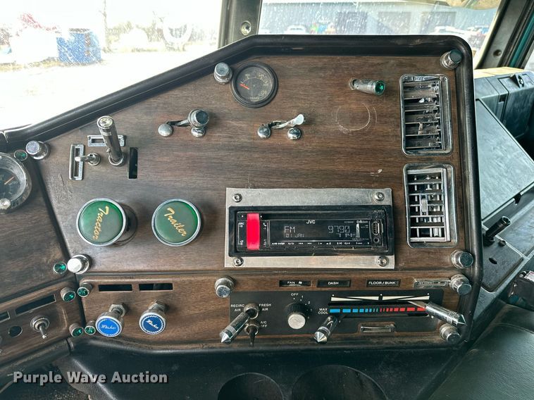 image for item EJ5274 1987 Freightliner semi truck