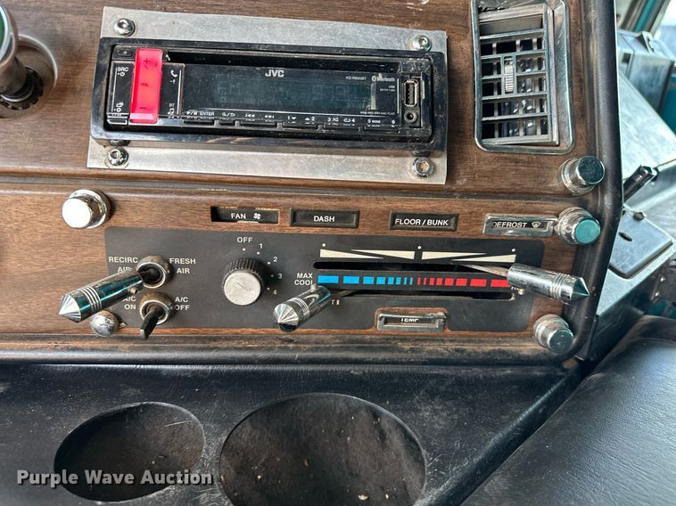 image for item EJ5274 1987 Freightliner semi truck