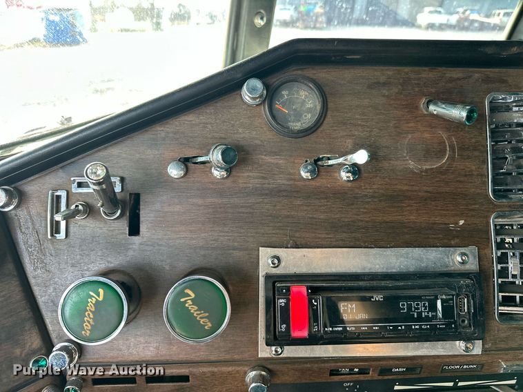 image for item EJ5274 1987 Freightliner semi truck