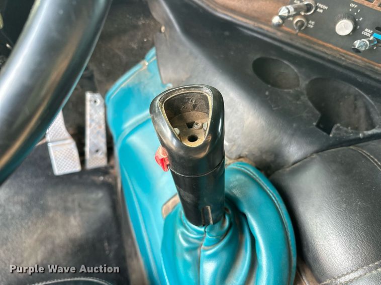 image for item EJ5274 1987 Freightliner semi truck