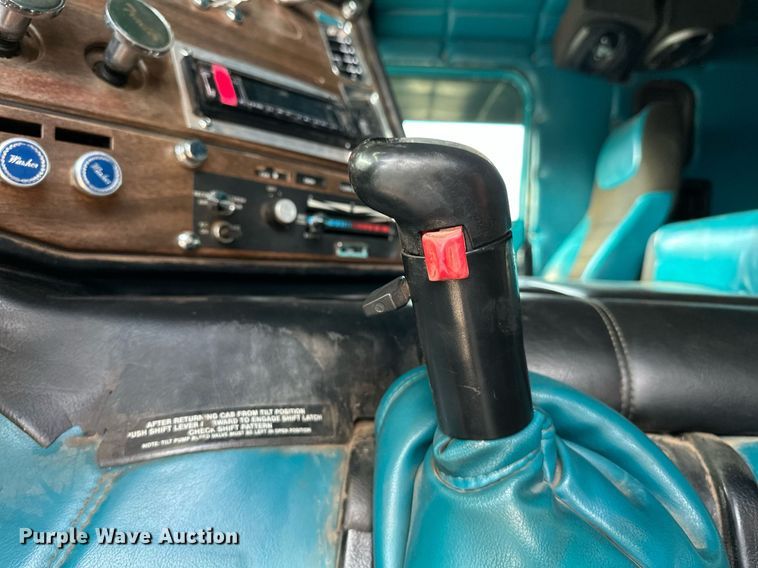 image for item EJ5274 1987 Freightliner semi truck