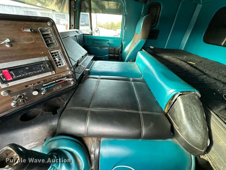 image for item EJ5274 1987 Freightliner semi truck