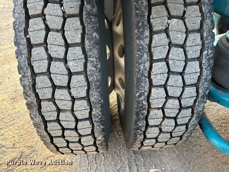 image for item EJ5274 1987 Freightliner semi truck