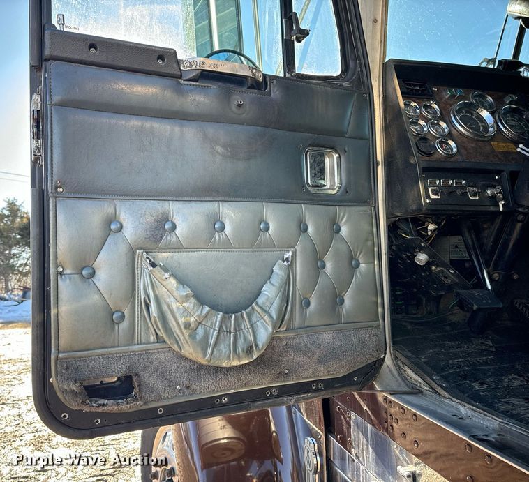 image for item EN5042 1997 Kenworth W900 semi truck