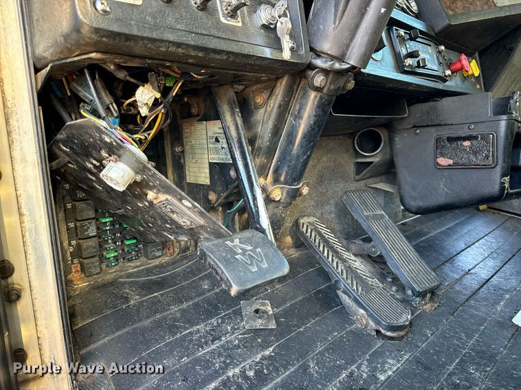 image for item EN5042 1997 Kenworth W900 semi truck