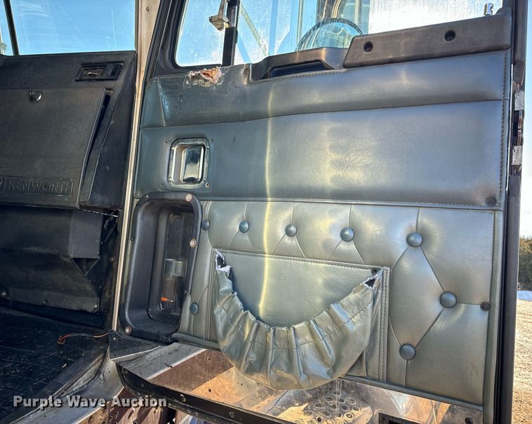 image for item EN5042 1997 Kenworth W900 semi truck