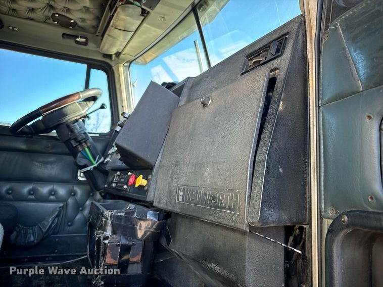 image for item EN5042 1997 Kenworth W900 semi truck