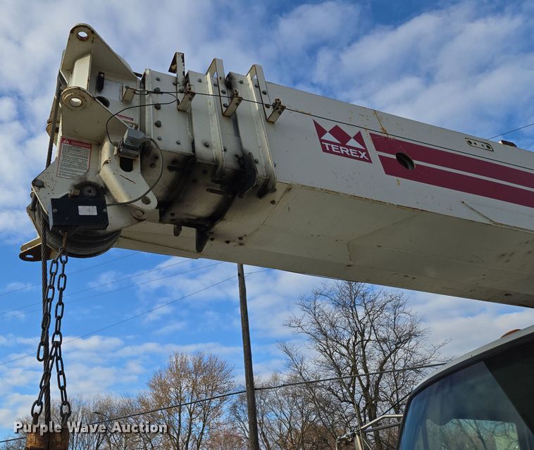 image for item EQ3832 2003 Sterling  L7500 crane truck