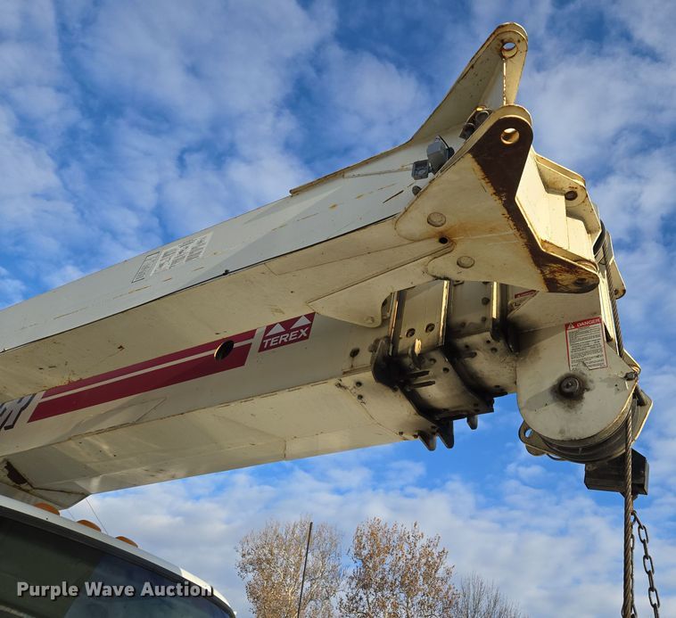 image for item EQ3832 2003 Sterling  L7500 crane truck