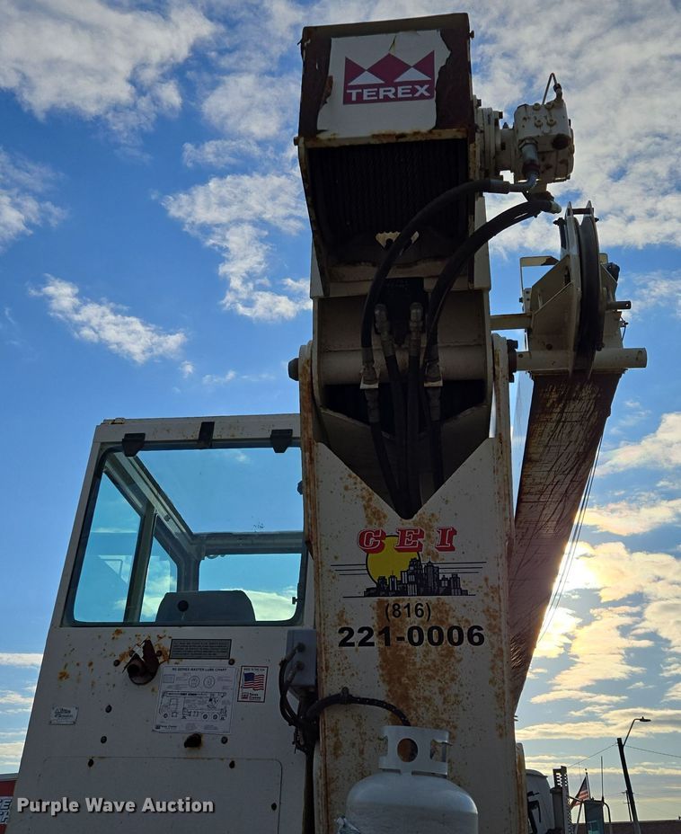 image for item EQ3832 2003 Sterling  L7500 crane truck