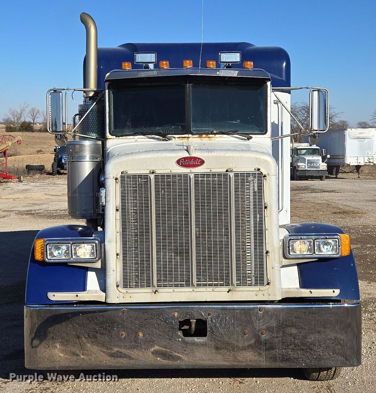 image for item EQ3911 2001 Peterbilt 379 semi truck