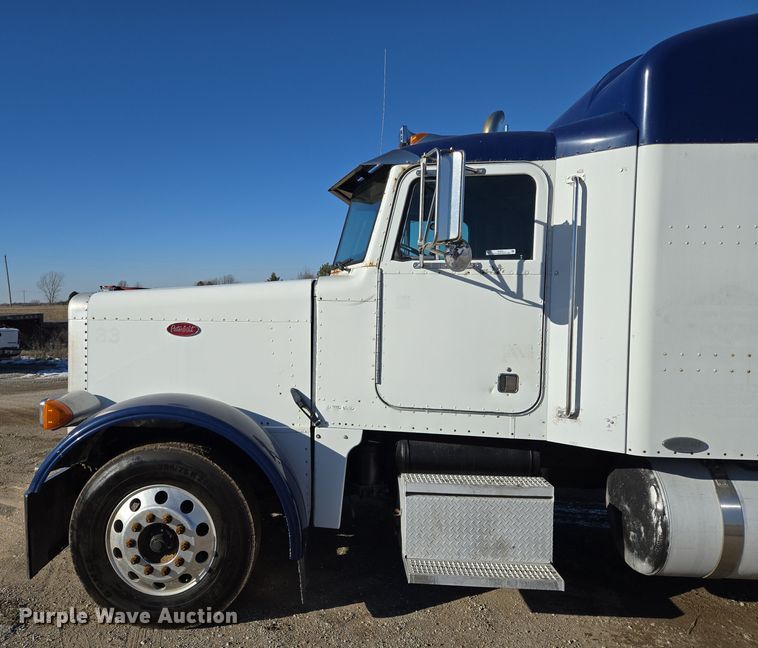 image for item EQ3911 2001 Peterbilt 379 semi truck