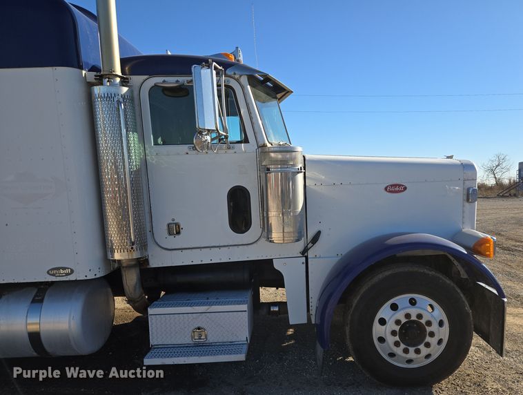 image for item EQ3911 2001 Peterbilt 379 semi truck