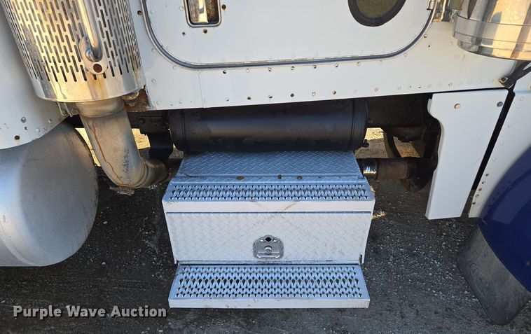 image for item EQ3911 2001 Peterbilt 379 semi truck