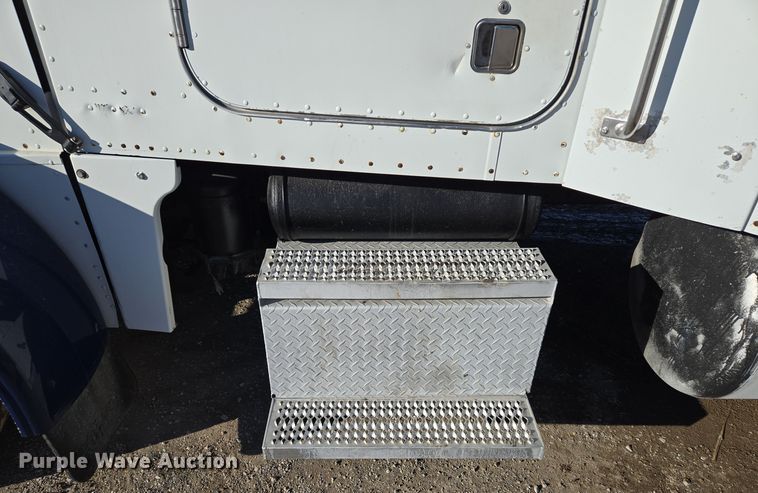image for item EQ3911 2001 Peterbilt 379 semi truck