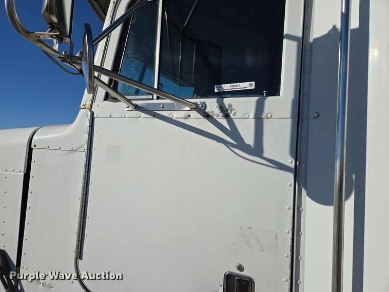 image for item EQ3911 2001 Peterbilt 379 semi truck