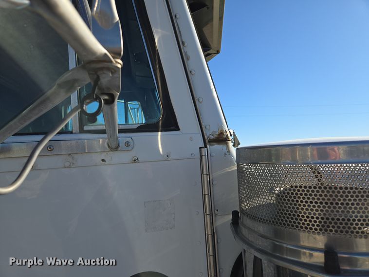 image for item EQ3911 2001 Peterbilt 379 semi truck