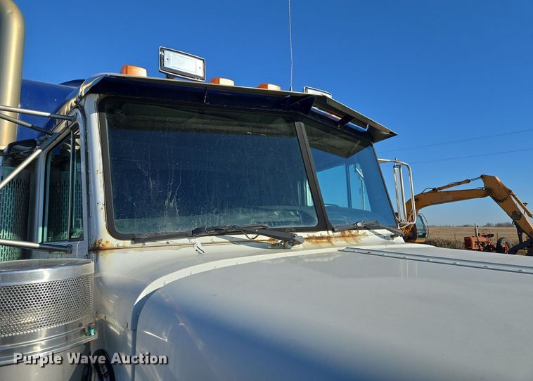 image for item EQ3911 2001 Peterbilt 379 semi truck